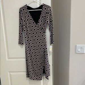 Elegant Long Sleeve Geometric Dress INC . Has a ruched side along with a slit.